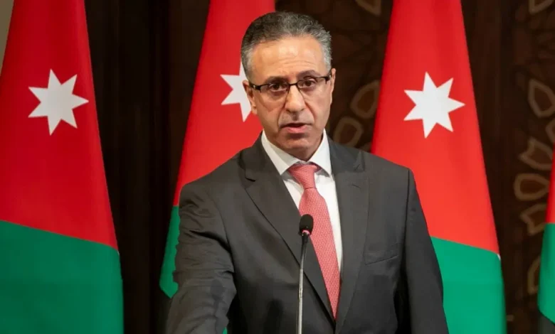 وزير الصناعة والتجارة والتموين يعرب القضاة يؤدي اليمين الدستورية امام الملك 1809202401 1